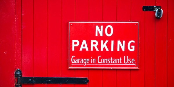 Kiedy potrzebujesz znaku zakaz parkowania i jak go wybrać?