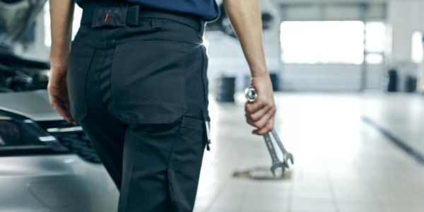 Spodnie robocze damskie – jak wybrać model idealny do Twojej branży?