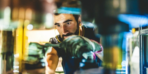 Ochronniki słuchu a hałas w miejscu pracy